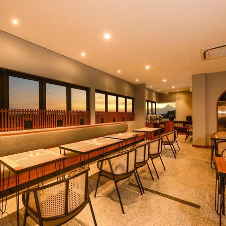 Nata Azana Hotel Solo Bagian luar foto