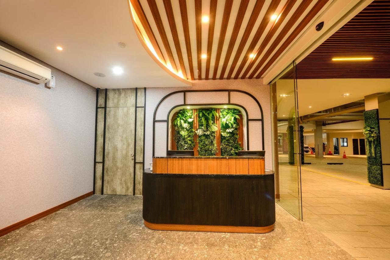 Nata Azana Hotel Solo Bagian luar foto