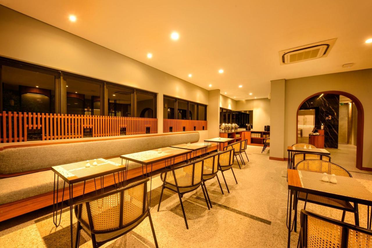 Nata Azana Hotel Solo Bagian luar foto