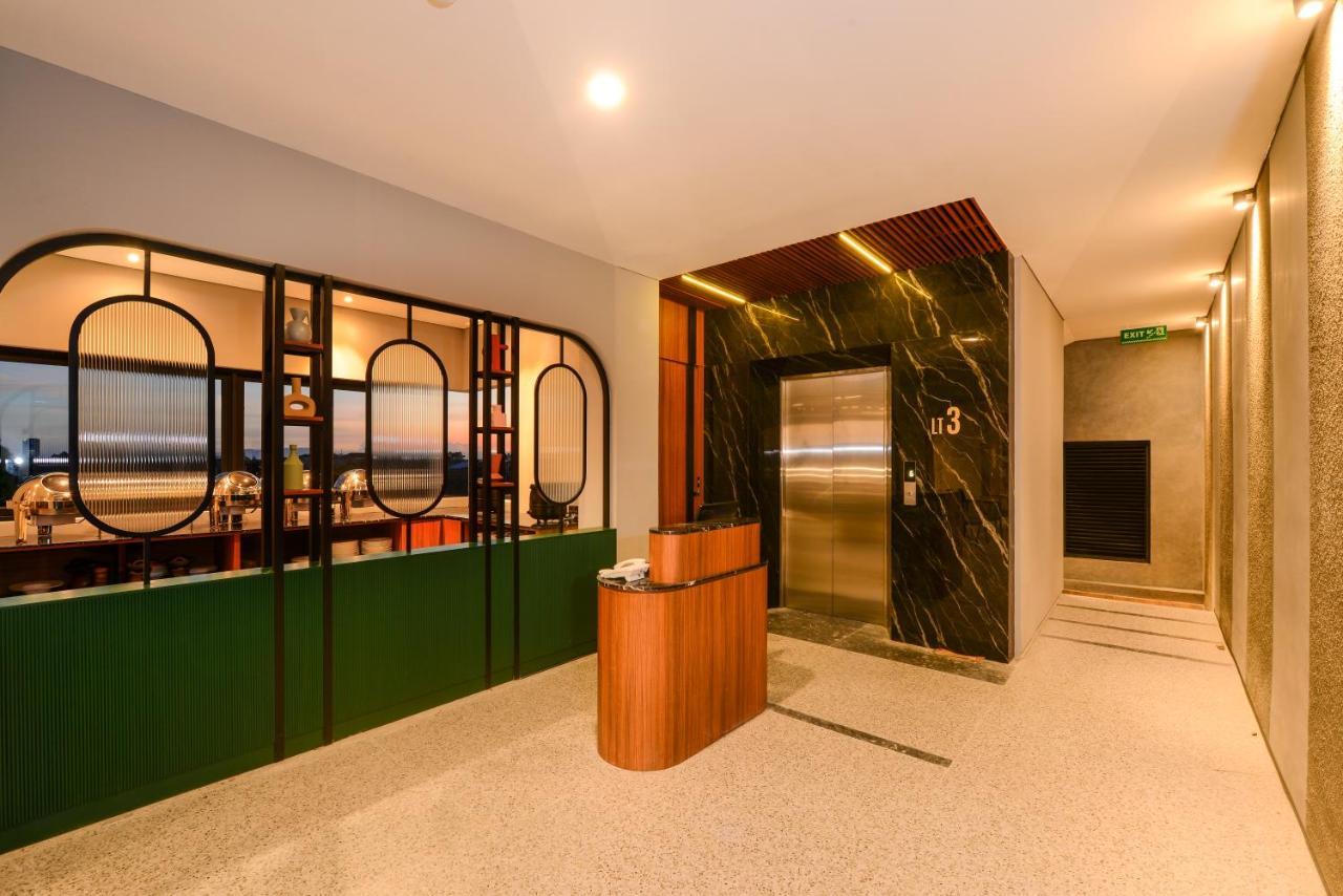 Nata Azana Hotel Solo Bagian luar foto