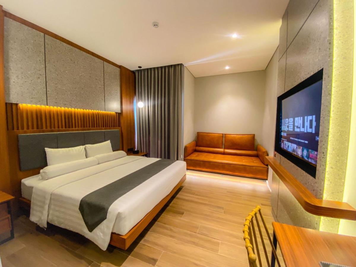 Nata Azana Hotel Solo Bagian luar foto