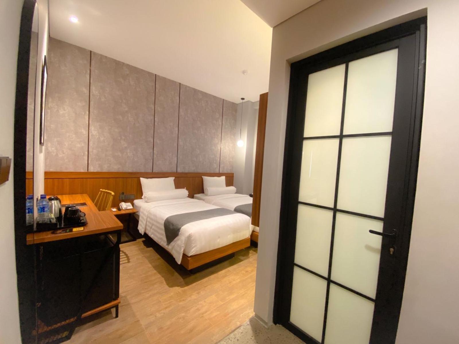 Nata Azana Hotel Solo Bagian luar foto